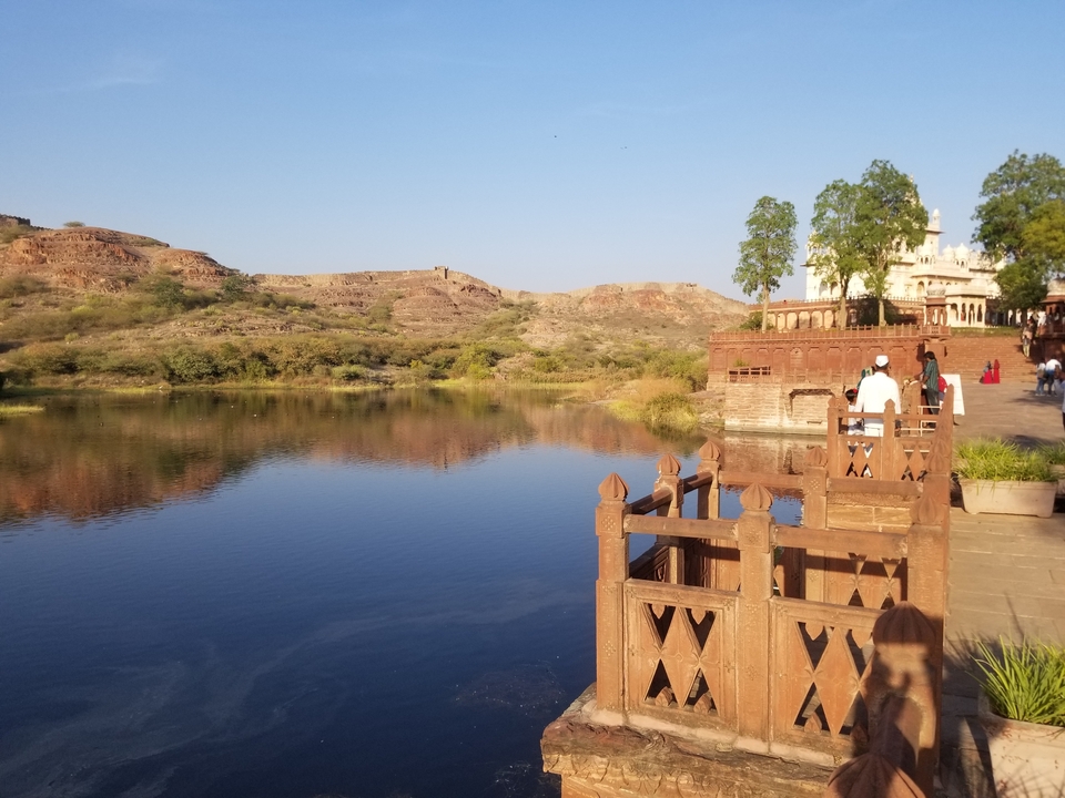 Vue pittoresque d'un fort au bord d'un lac entouré par la nature.