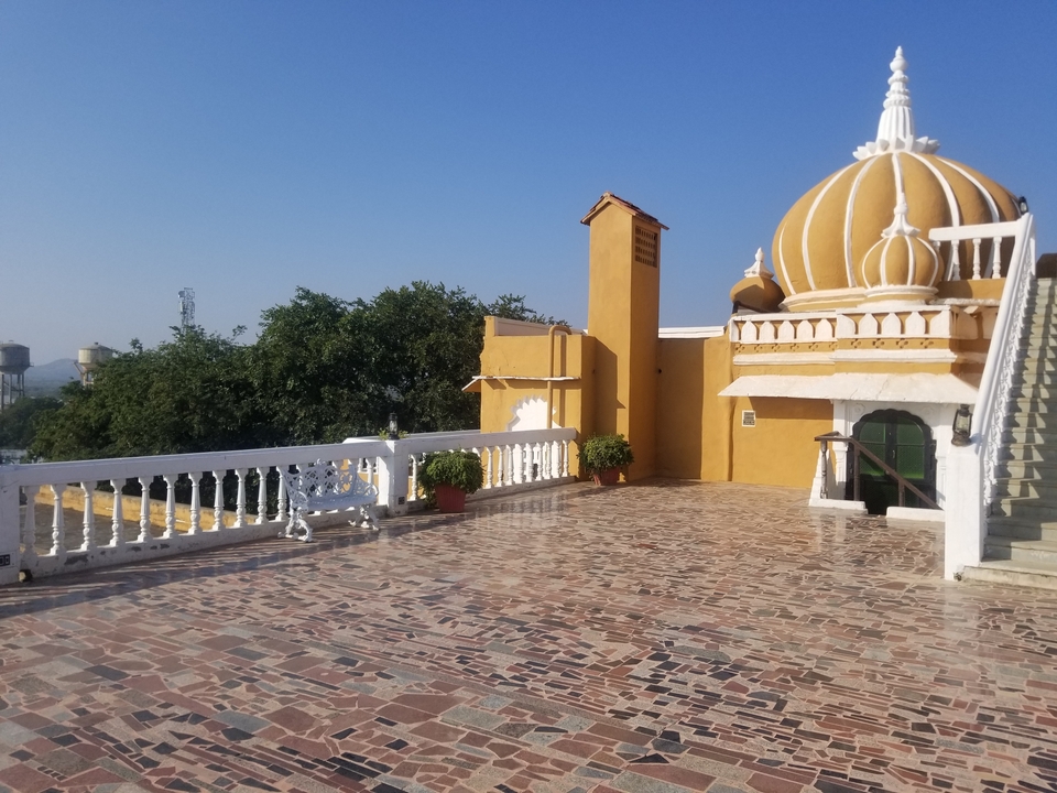 Terrasse extérieure avec une architecture complexe.