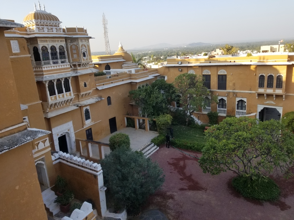 Bâtiments architecturaux traditionnels avec une cour intérieure.