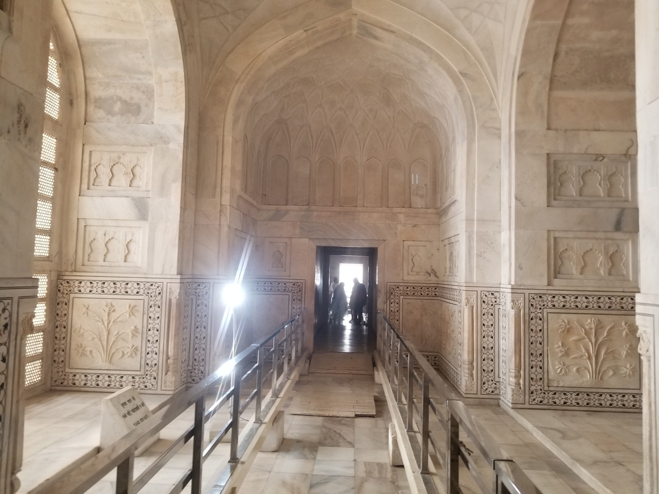 Architecture intérieure complexe avec des faisceaux de lumière.