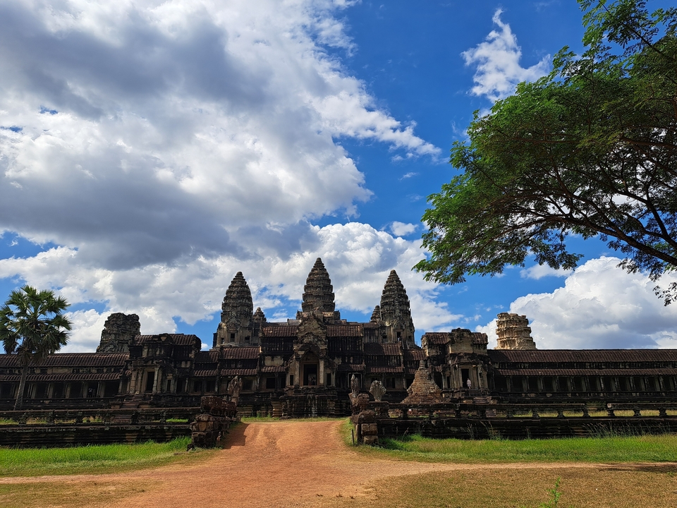 Le complexe du temple d'Angkor Vat sous un ciel bleu vibrant.