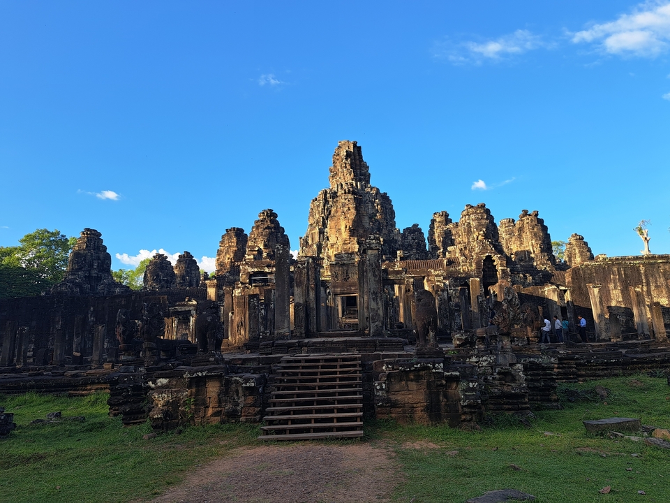 Le temple du Bayon avec ses visages souriants en plein jour.