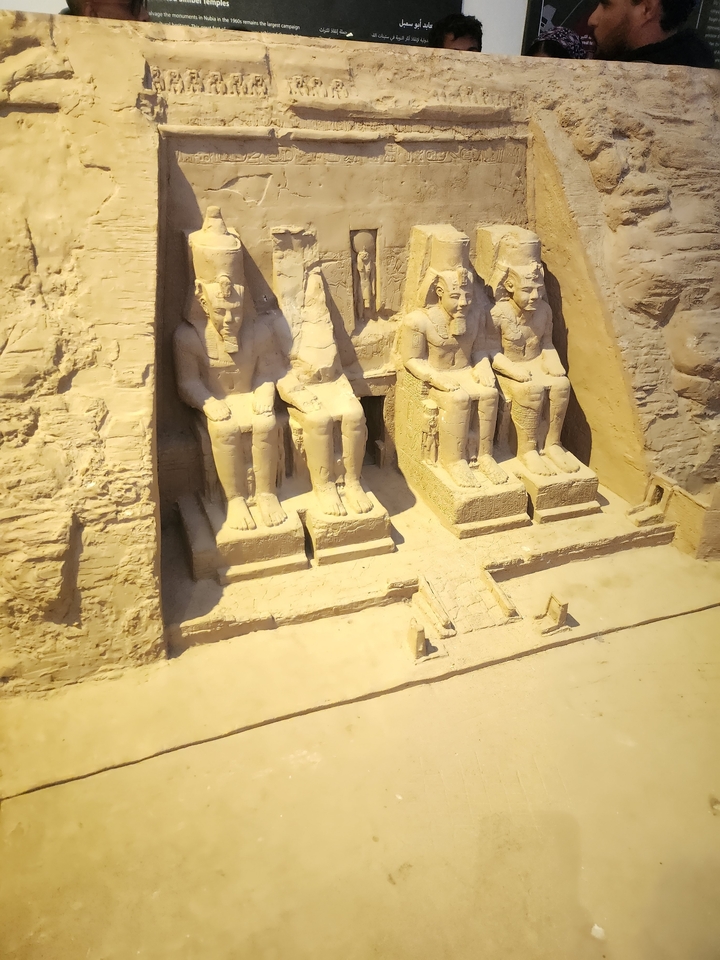 Anciennes statues sculptées dans un mur de pierre.