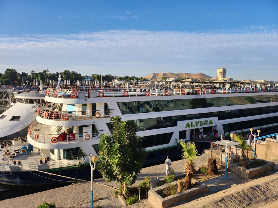 Navire de croisière amarré dans un port avec une vue panoramique.