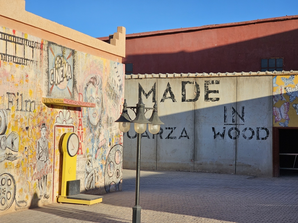Art mural créatif dans un cadre extérieur.