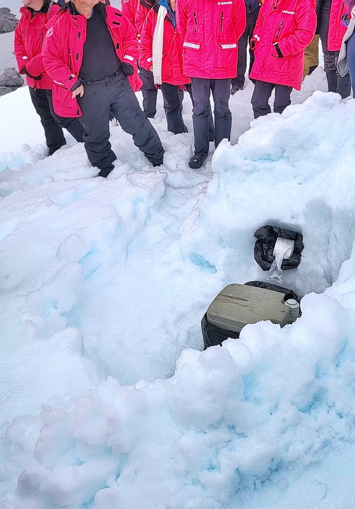 Surface enneigée avec équipements et fournitures éparpillés partiellement recouverts.