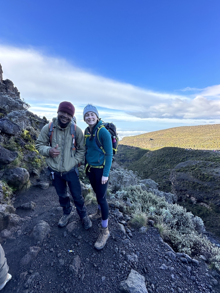 Deux randonneurs posant avec un arrière-plan montagneux pittoresque.