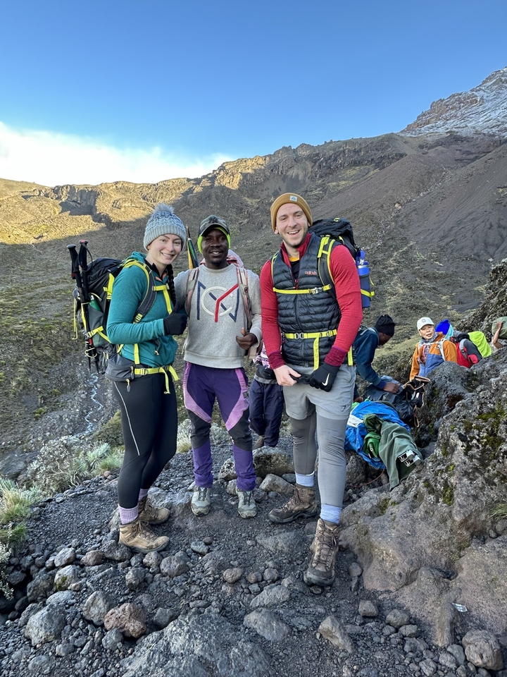 Groupe de randonneurs se reposant avec un paysage de montagne.