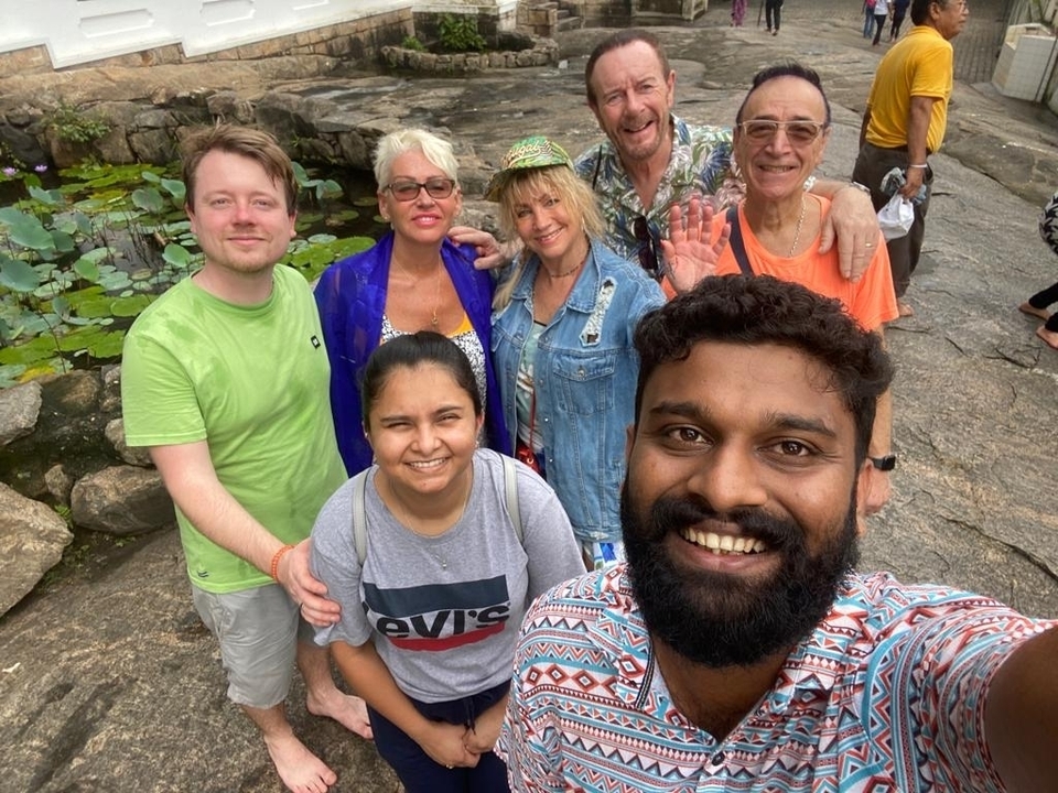 Groupe de touristes prenant un selfie dans un lieu extérieur avec des nénuphars.