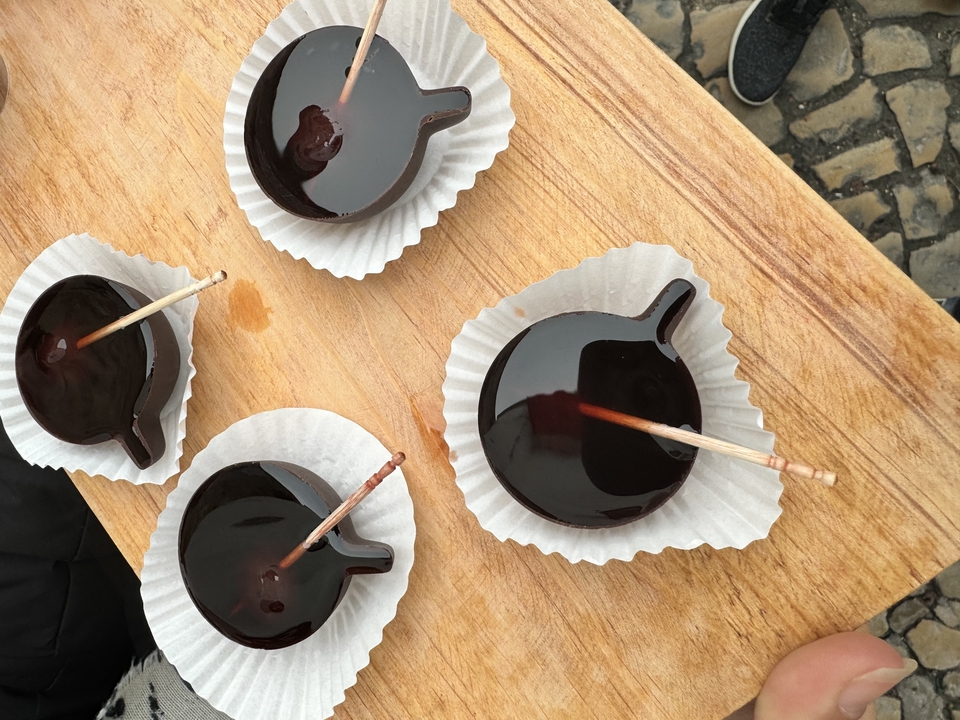 Liqueur portugaise traditionnelle servie dans de petites tasses.