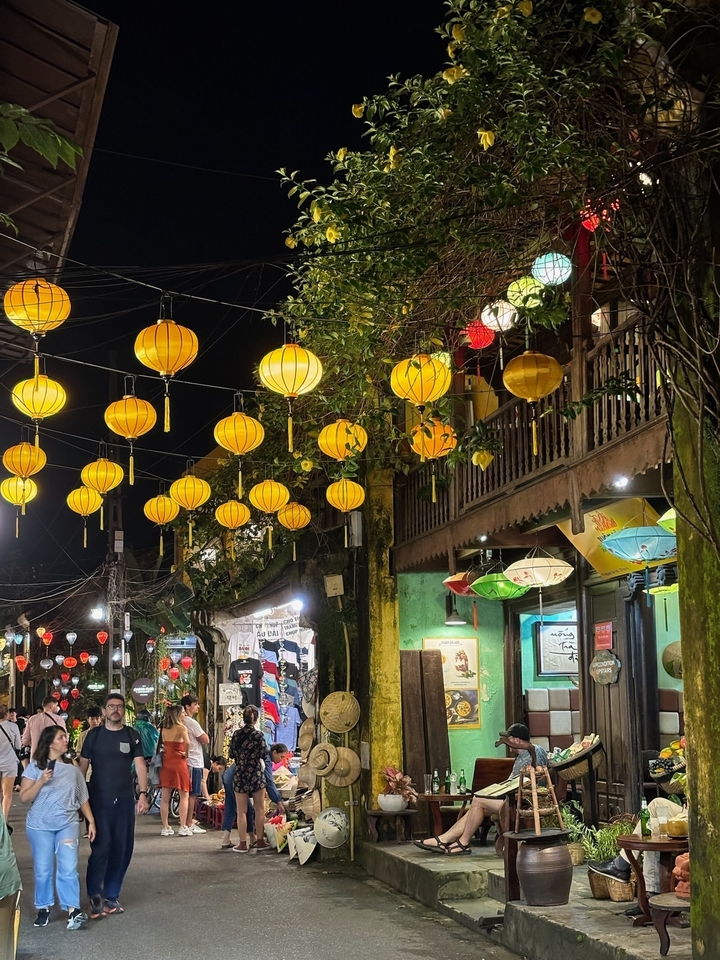 Lanternes suspendues dans une rue de Hoi An la nuit.