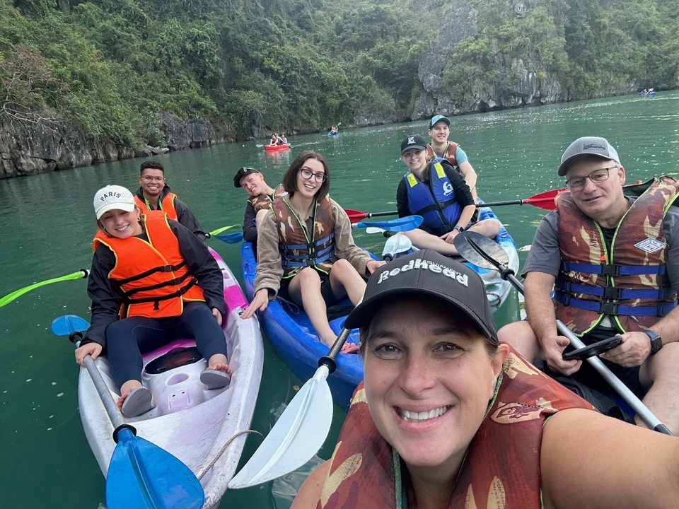 Groupe profitant du kayak sur des eaux calmes.