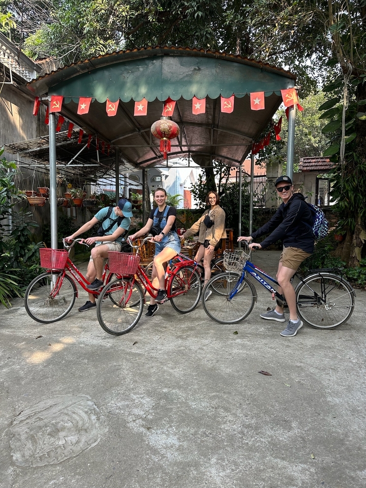 Groupe de jeunes gens avec des vélos dans un espace extérieur.