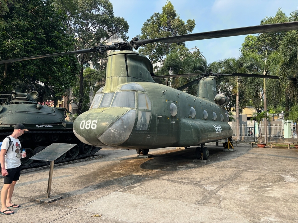 Un hélicoptère militaire exposé dans une exposition en plein air.