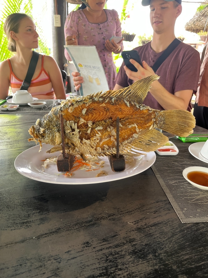 Un poisson entier servi dans une assiette, présenté de manière unique.
