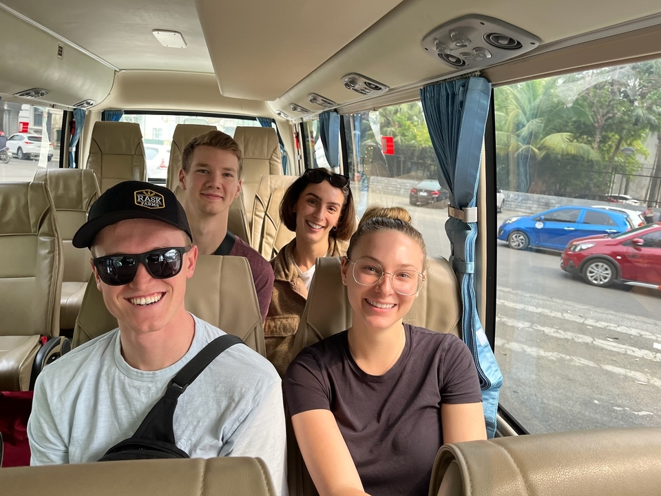 Groupe de personnes souriantes dans un bus.