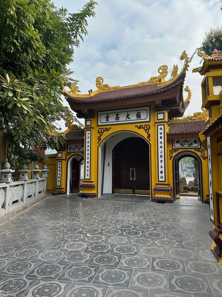 Extérieur de temple vietnamien traditionnel.