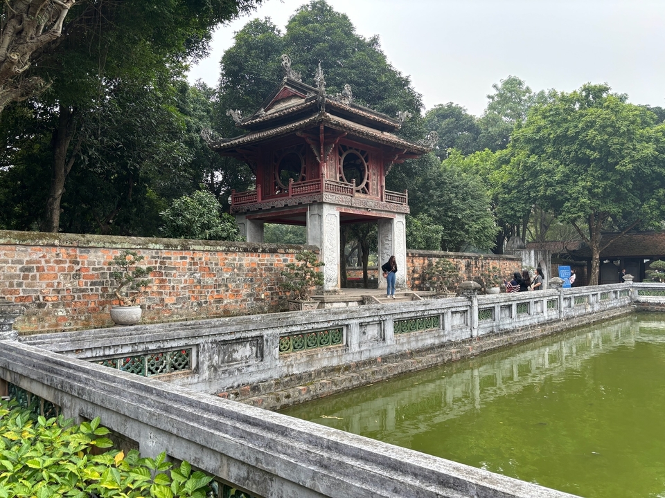 Temple de la Littérature à Hanoï avec reflet dans un bassin.