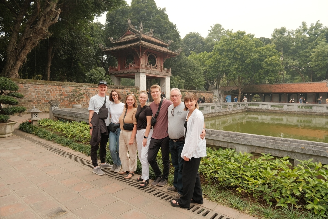 Un groupe de personnes au Temple de la Littérature à Hanoï.