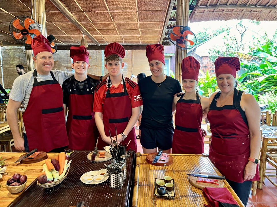 Groupe de personnes en tenue de cuisine dans un environnement de cuisine.