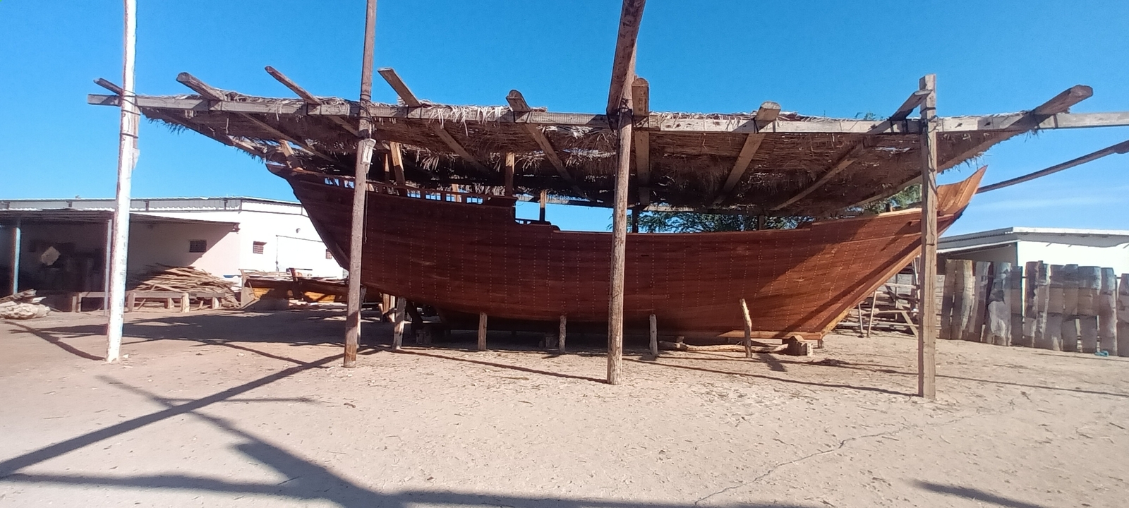 Bateau en bois en construction dans un chantier.