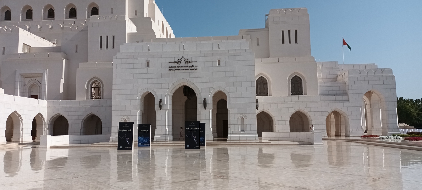 Bâtiment blanc à l'architecture traditionnelle.