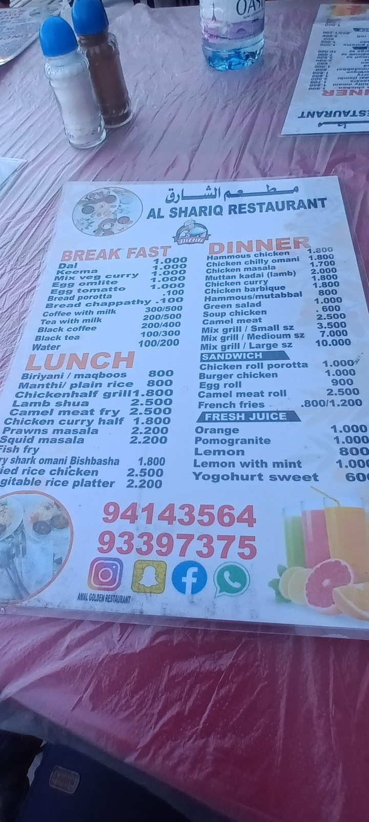 Gros plan d'un menu avec divers plats listés.
