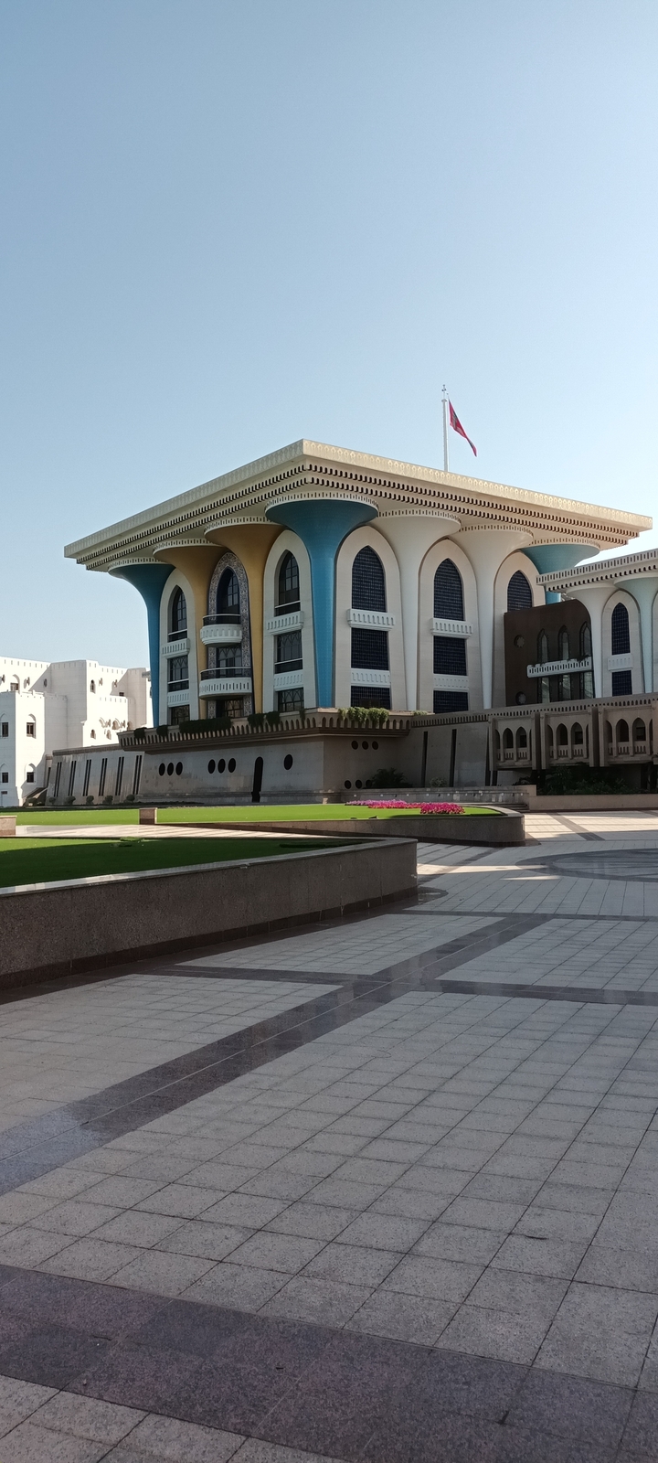 Bâtiment stylisé avec une façade décorative et de la verdure.