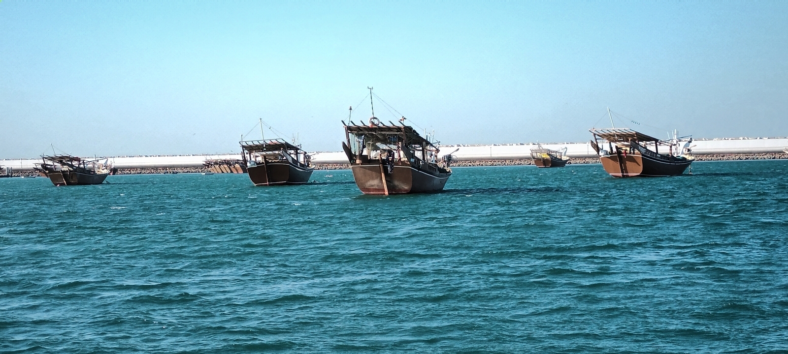 Bateaux traditionnels en bois sur la mer.