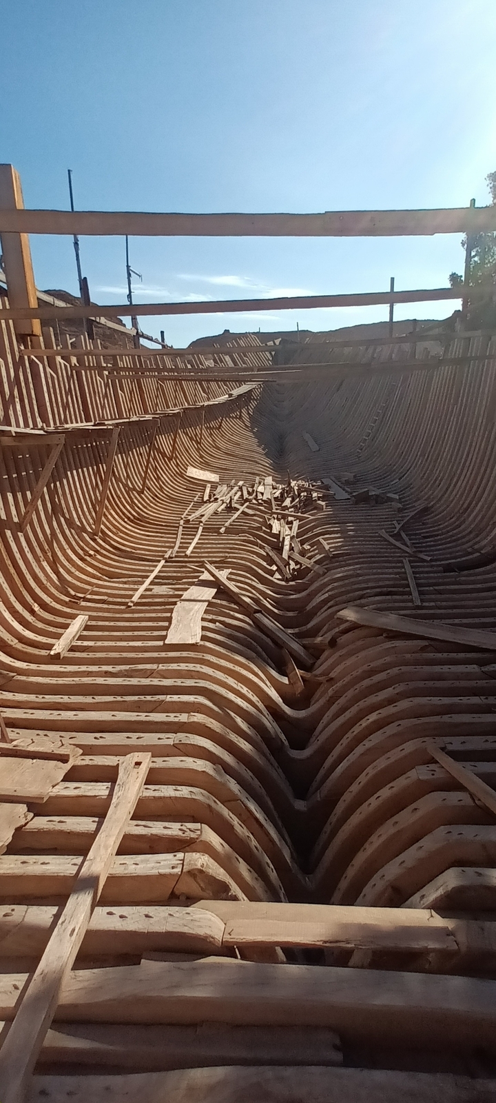Structure intérieure d'un navire en bois en construction.
