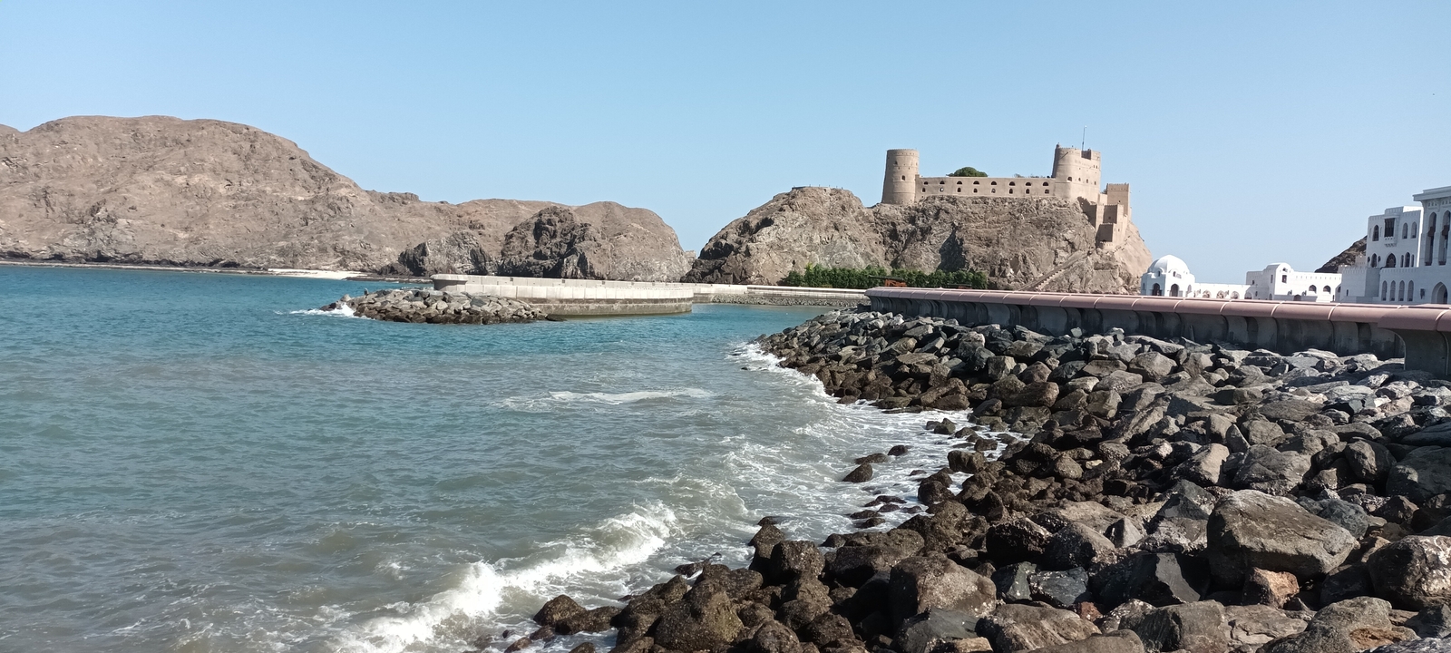 Rive rocheuse avec un fort au bord de la mer.