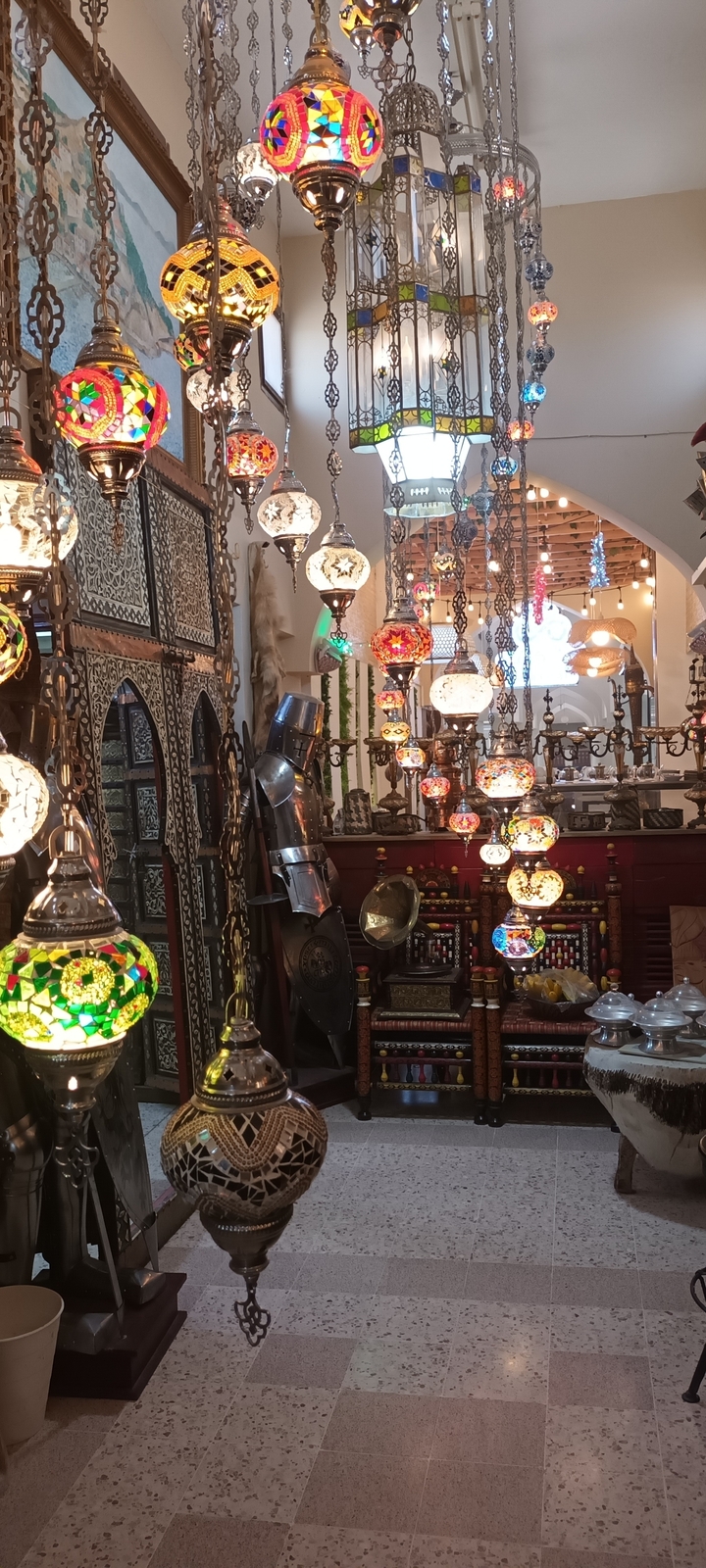 Intérieur avec lanternes colorées suspendues.