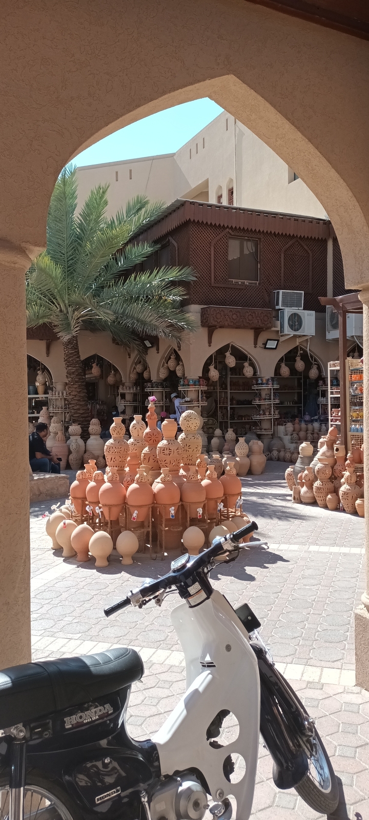 Marché de poterie avec un assortiment de pots en argile.