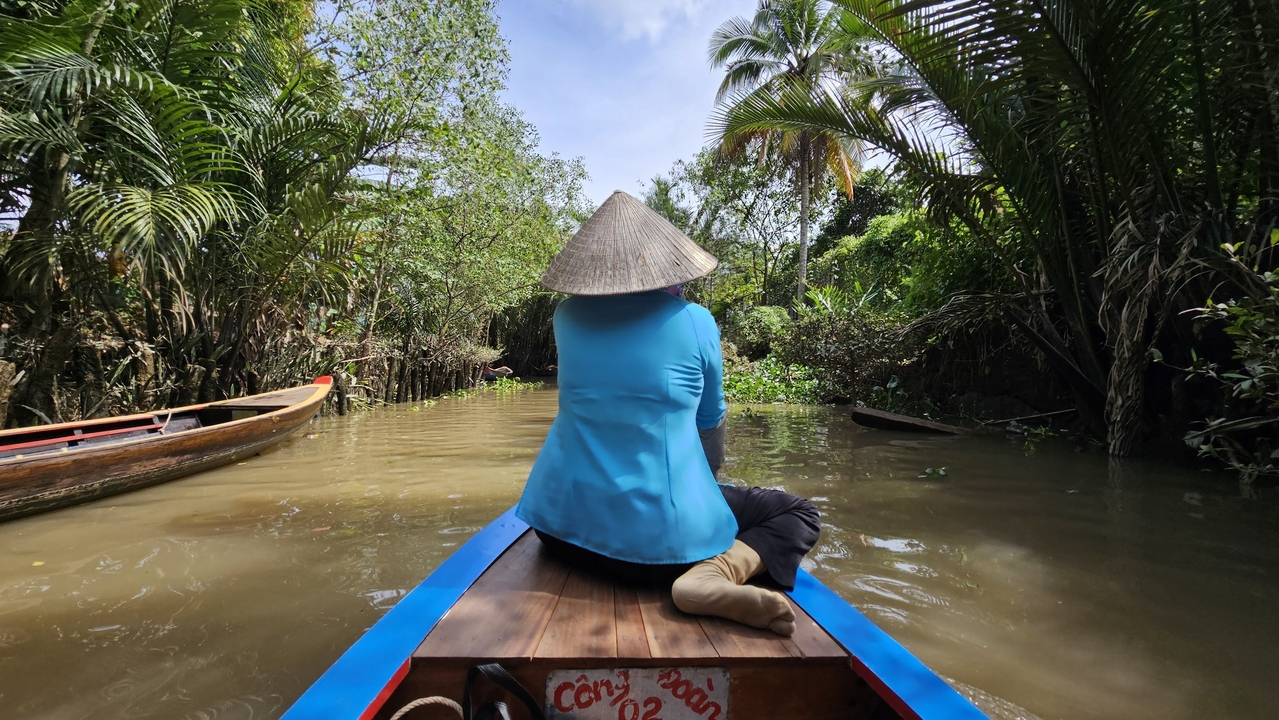 Balade traditionnelle en bateau à travers la végétation luxuriante du delta du Mékong.