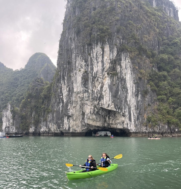 Majestueuse falaise et entrée de grotte au-dessus de l'eau dans la baie d'Halong.