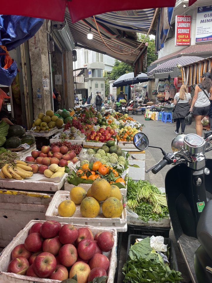 Marché de fruits vibrant avec des produits colorés et des gens.