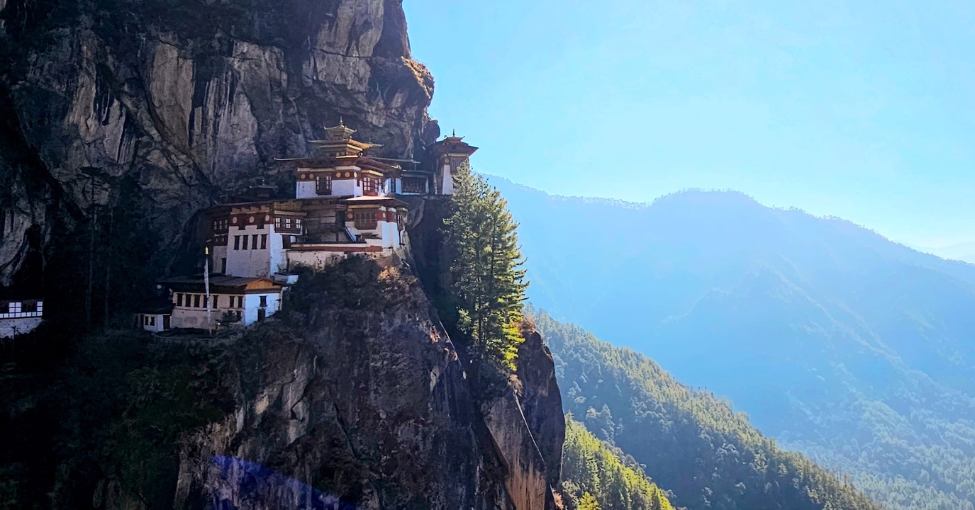 Monastère de Taktsang sur une falaise.