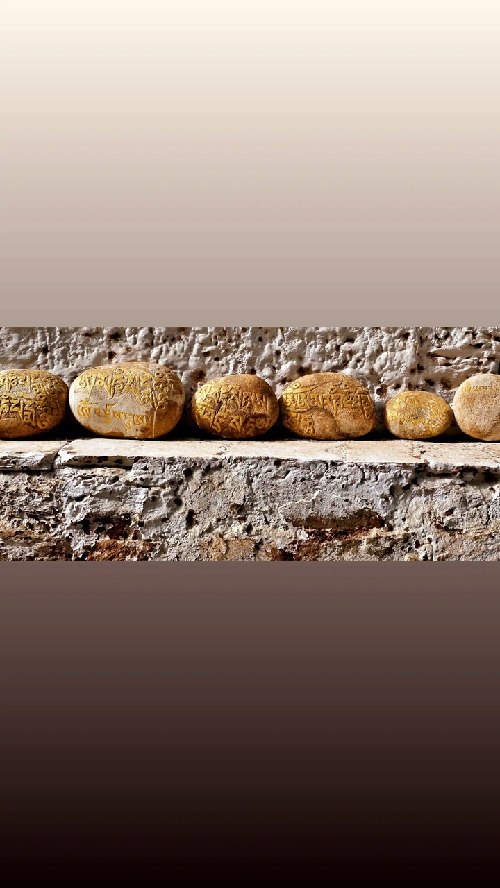 Des pierres avec des inscriptions complexes sur un rebord.