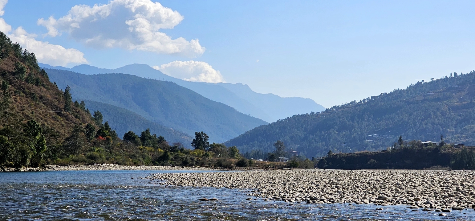 Rivière avec des montagnes en arrière-plan.