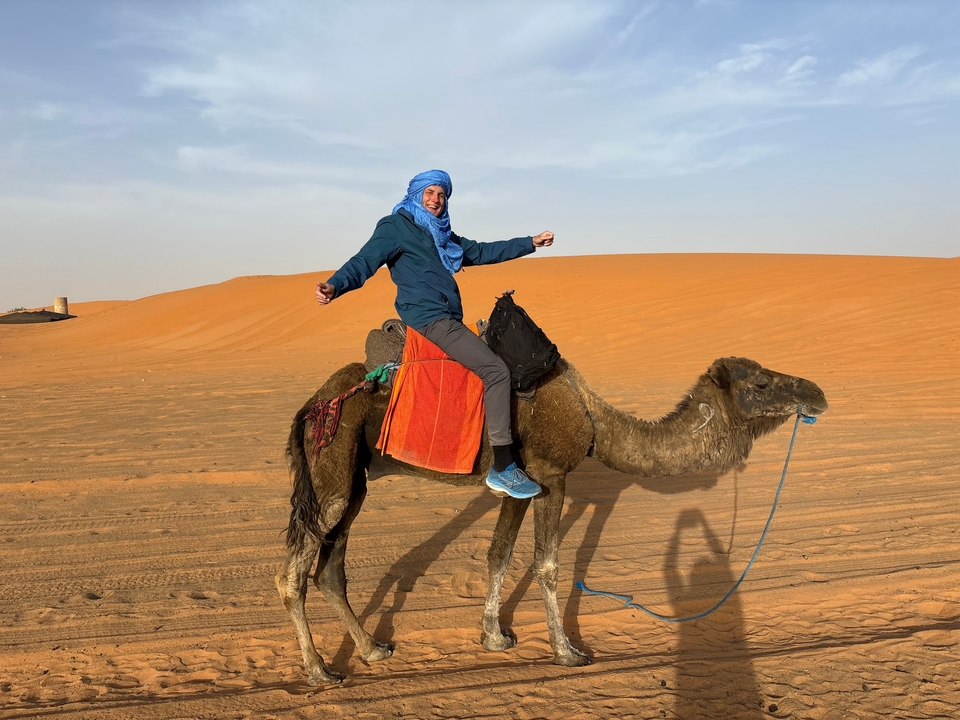 Personne sur un chameau dans le désert pendant la journée.