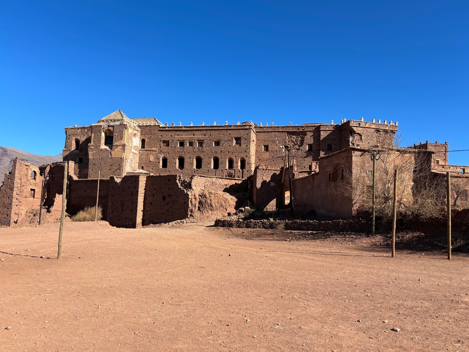 Ancien bâtiment semblable à un fort dans un cadre désertique.