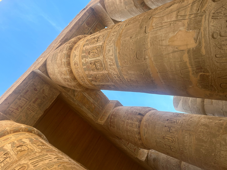 Gros plan de colonnes égyptiennes avec des inscriptions hiéroglyphiques.