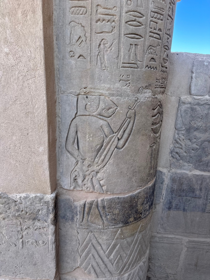 Sculpture sur pierre de l'Égypte antique avec hiéroglyphes.