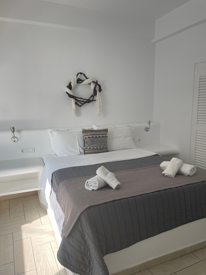 Chambre d'hôtel minimaliste avec des serviettes soigneusement arrangées.