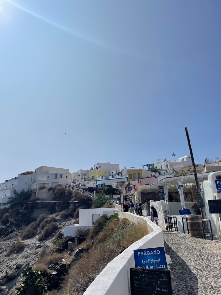 Des bâtiments colorés sur une colline sous un ciel bleu clair.