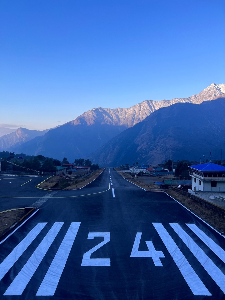 Piste entourée de montagnes.