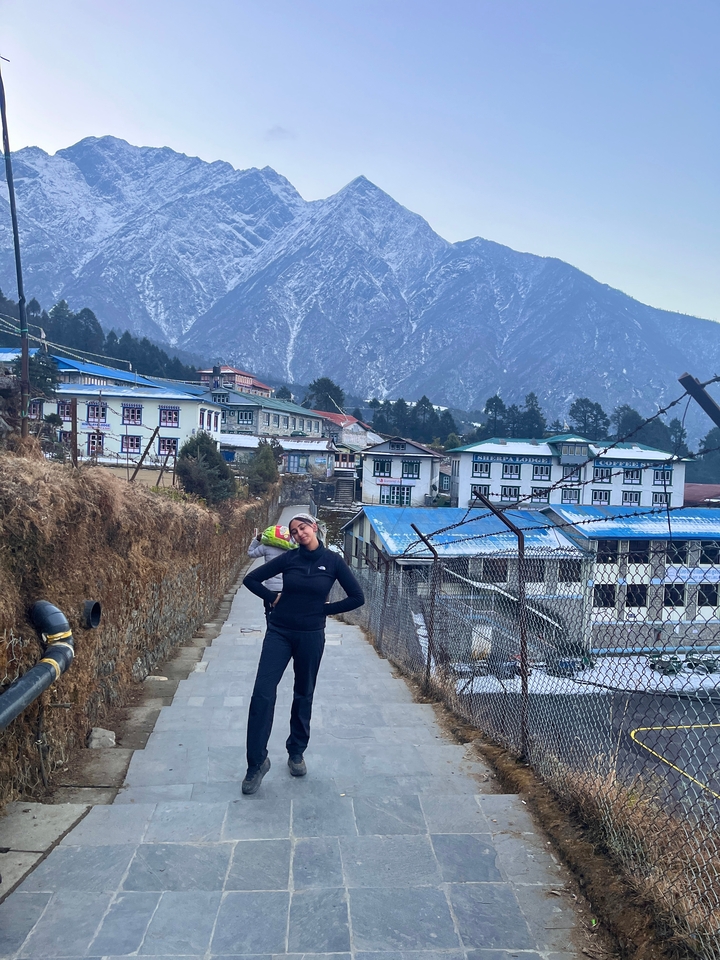 Une femme qui pose dans une ville de montagne.