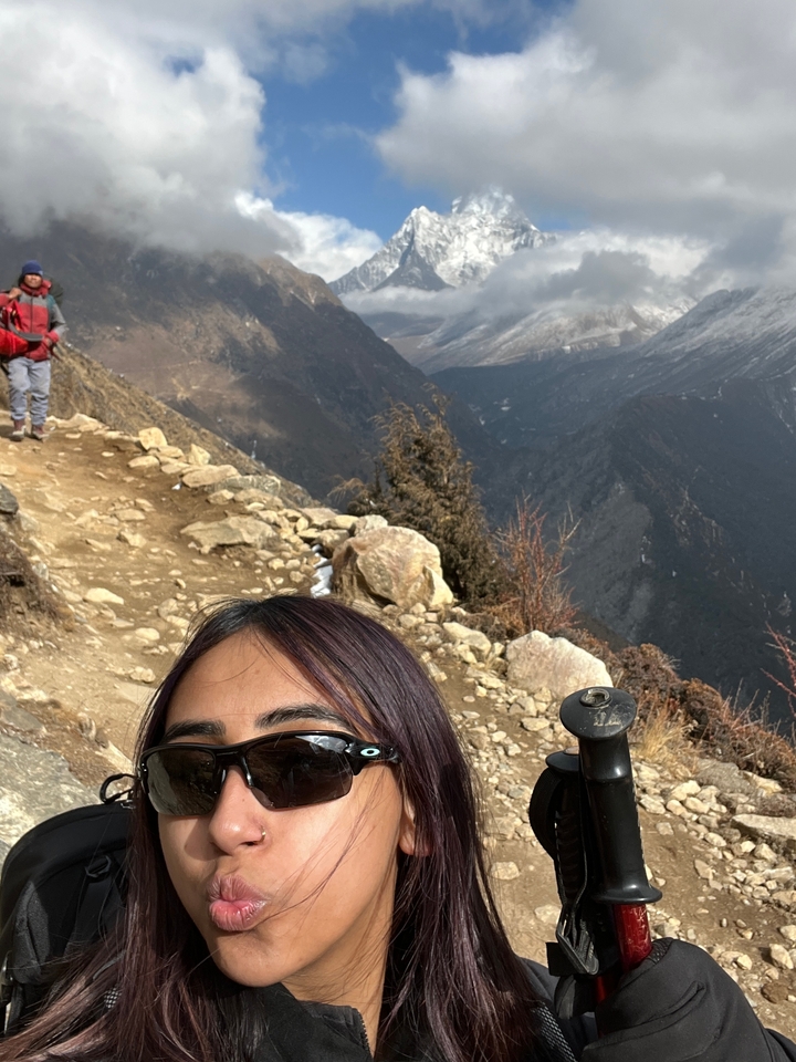 Randonneur sur un sentier de montagne avec une vue spectaculaire.