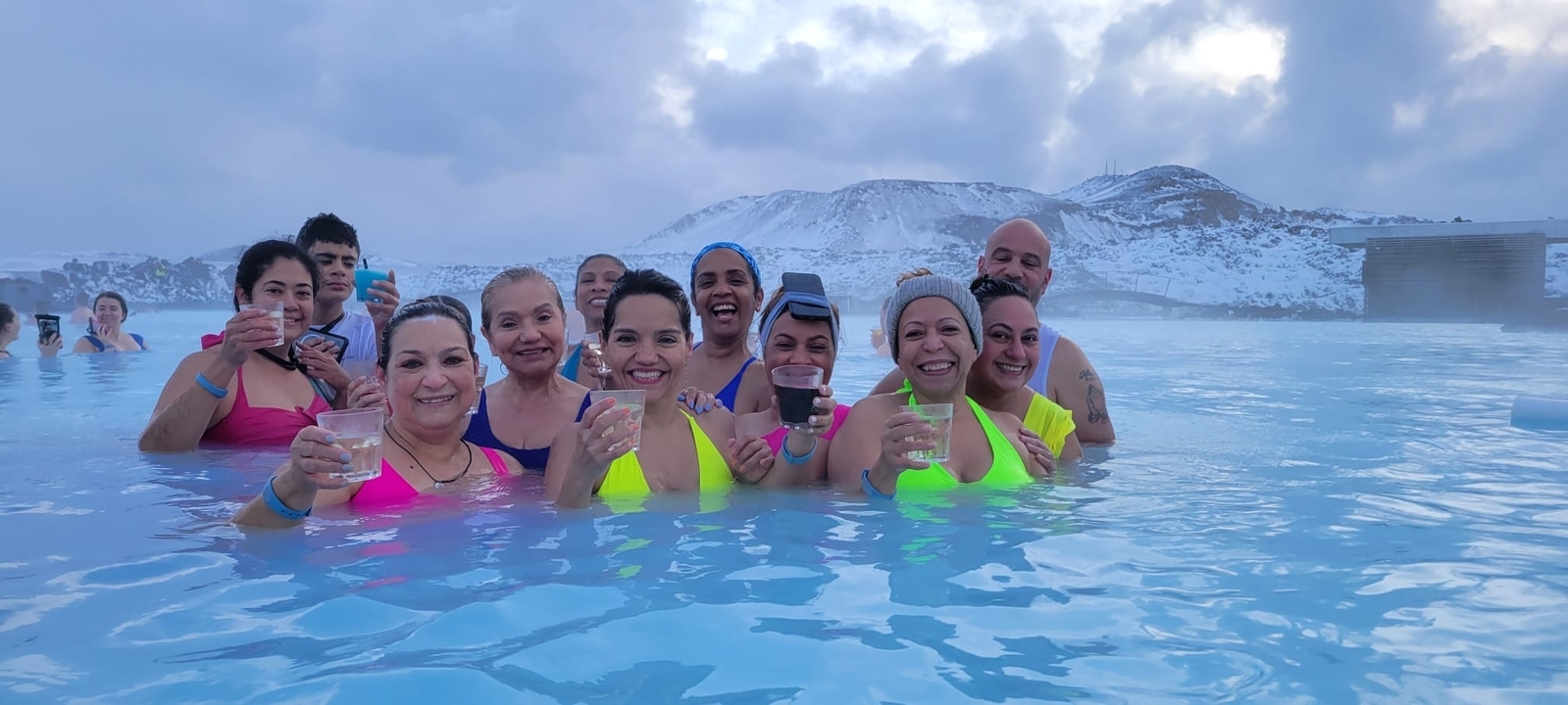 Groupe profitant du Lagon bleu, Islande.
