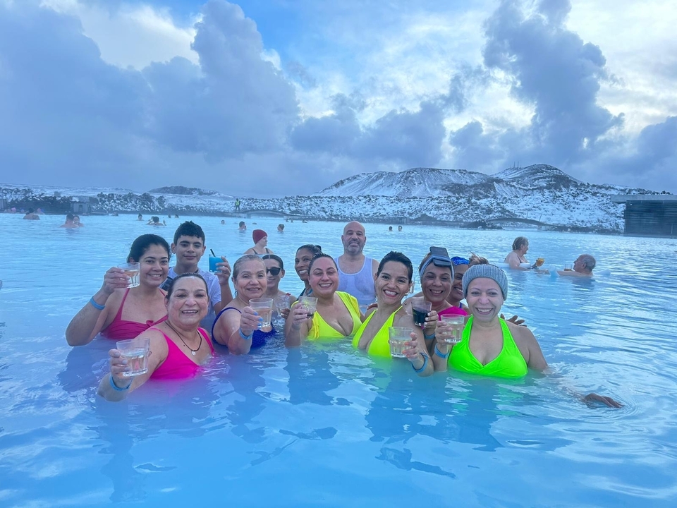 Groupe profitant du Lagon bleu, Islande.